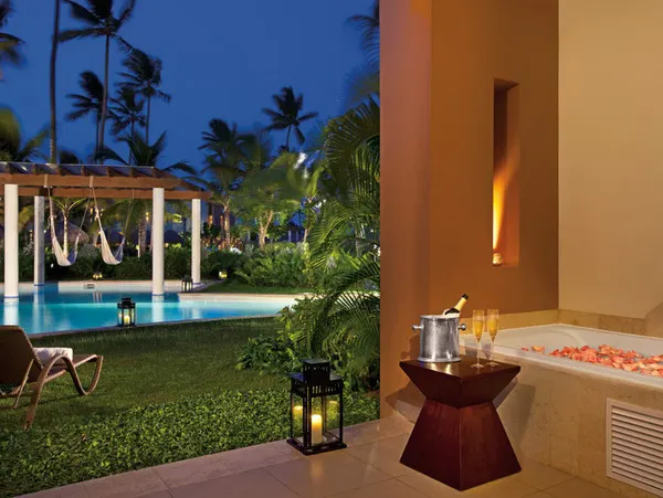 dominican-republic_accommodation_all-inclusive-hotel_secrets-royal-beach_punta-cana_swim-out-terrace-at-night_001_600_ergebnis